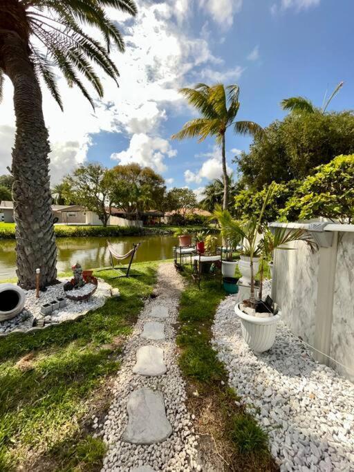 Tranquil Zen Pool Water Front King,Near Beaches,Nightlife, Hard Rock,Shopping,Paradise Vila Hallandale Beach Exterior foto